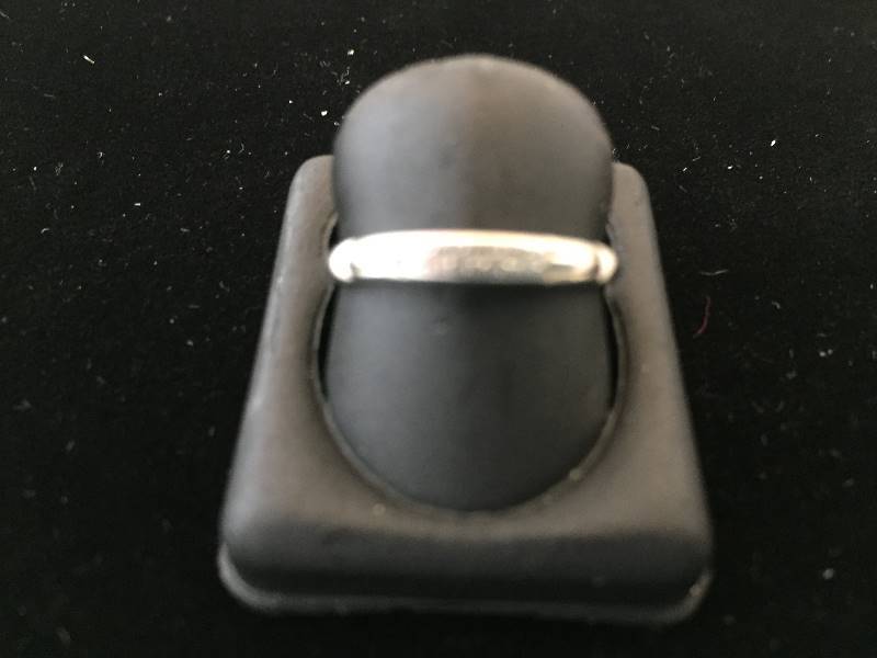 lot 465 image: 14K White Gold Ring