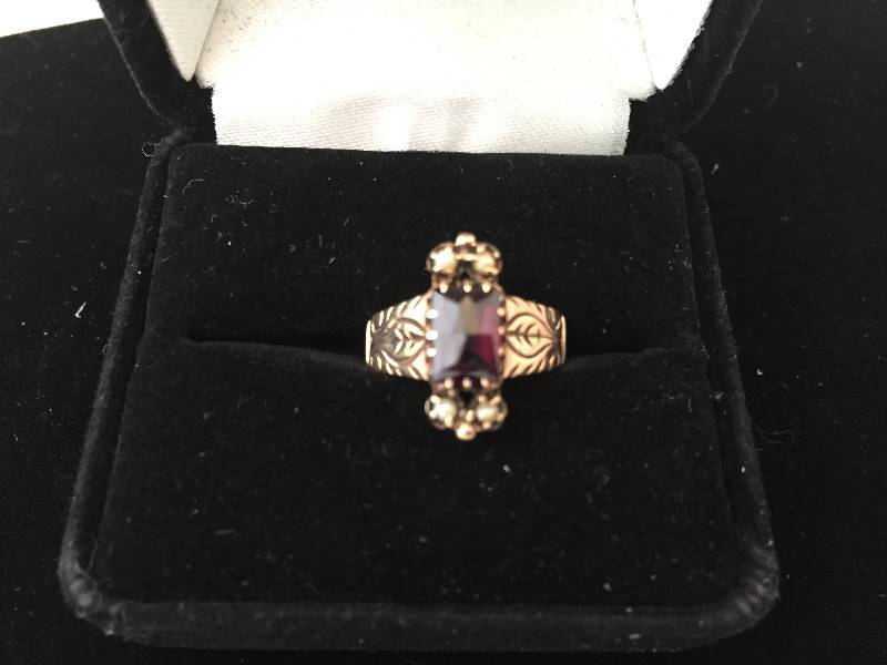 lot 271 image: 10K Gold Ring - Vintage