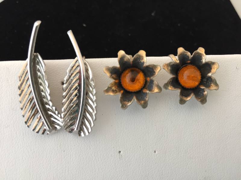 lot 491 image: Sterling Silver Earrings Screw Back