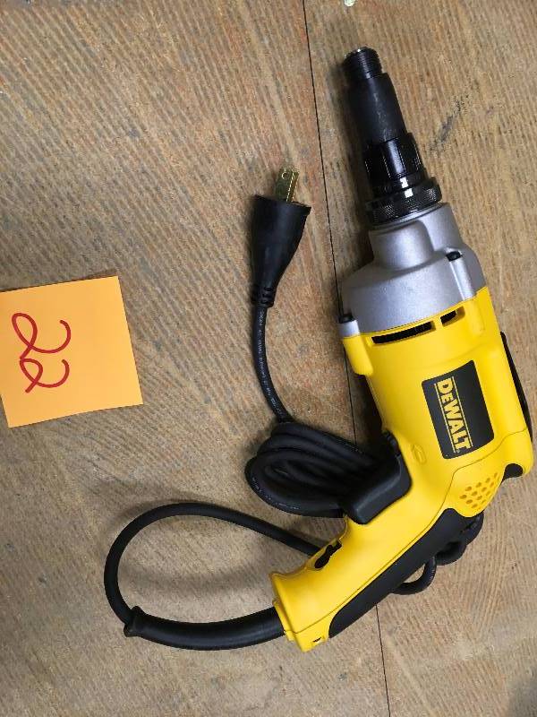 lot 22 image: DeWalt 6.5-Amp 2,000 RPM Variable Speed Reversing Versa-Clutch Screw Gun in working conditions