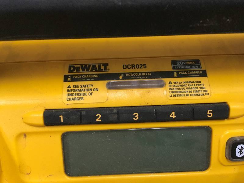 lot 32 image: DeWalt 20-Volt MAX or FLEXVOLT 60-Volt MAX Lithium-Ion Battery Charger and Bluetooth Radio  in working conditions