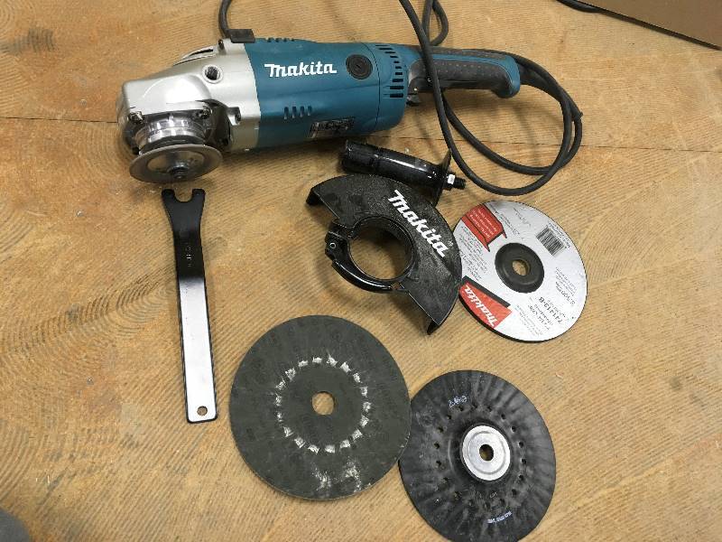 lot 38 image: Makita 15 Amp 7 in. Corded Angle Grinder with Grinding wheel, Side handle and Wheel Guard In very good condition used