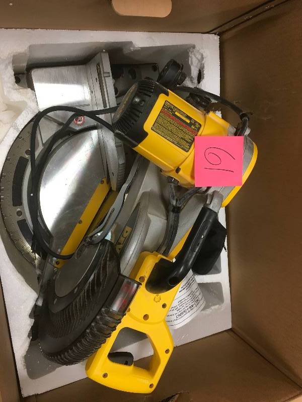 lot 61 image: DeWalt 15 Amp 12 in. Double-Bevel Compound Miter Saw Used in very good condition