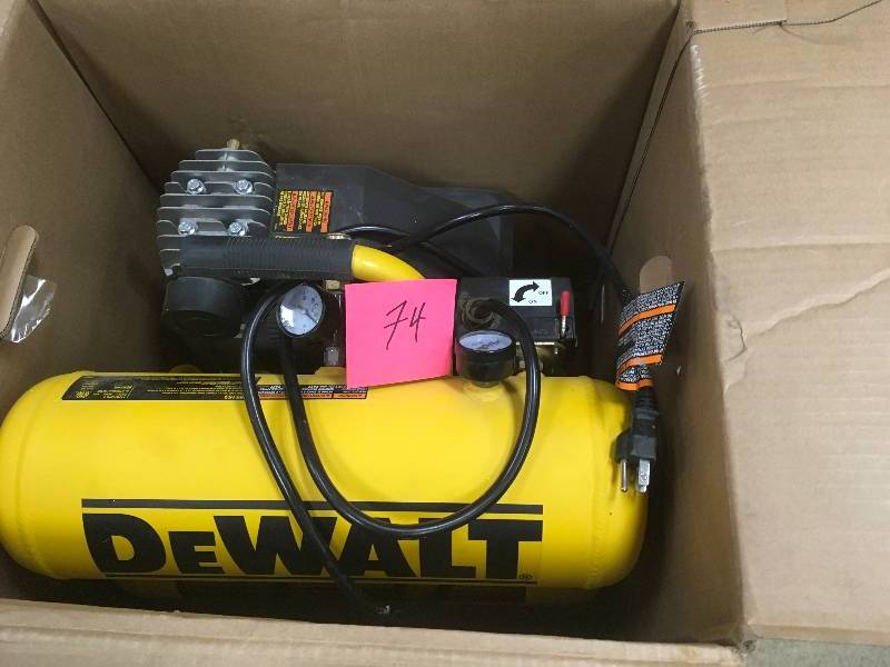 lot 74 image: Dewalt D55153 1.1 HP Continuous 4 Gallon Electric Hand Carry Compressor used works