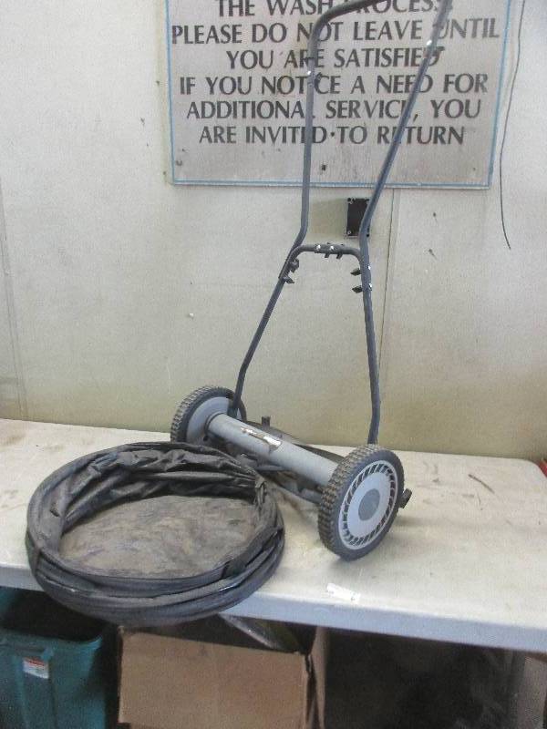 Reel mower and leaf bag