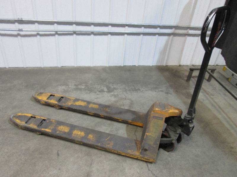 lot 17 image: 5500 lb capacity pallet jack, 20 1...