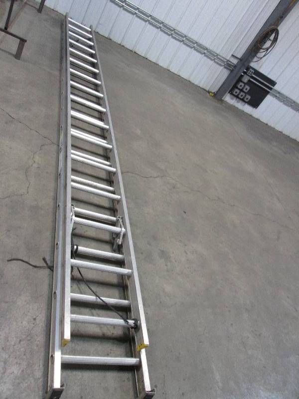 lot 20 image: Keller 32 foot aluminum extension l...