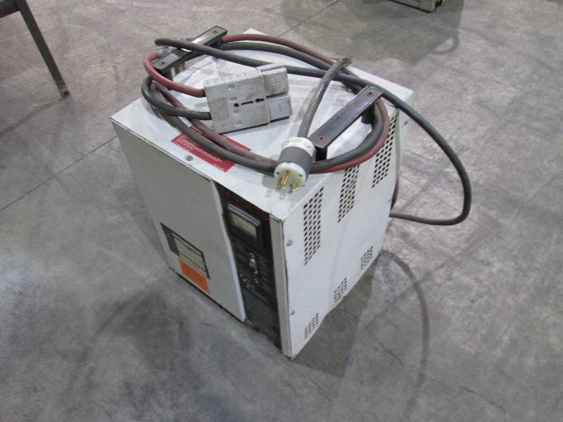 lot 40 image: Ferro 510 - 12 - 240  24 volt charg...