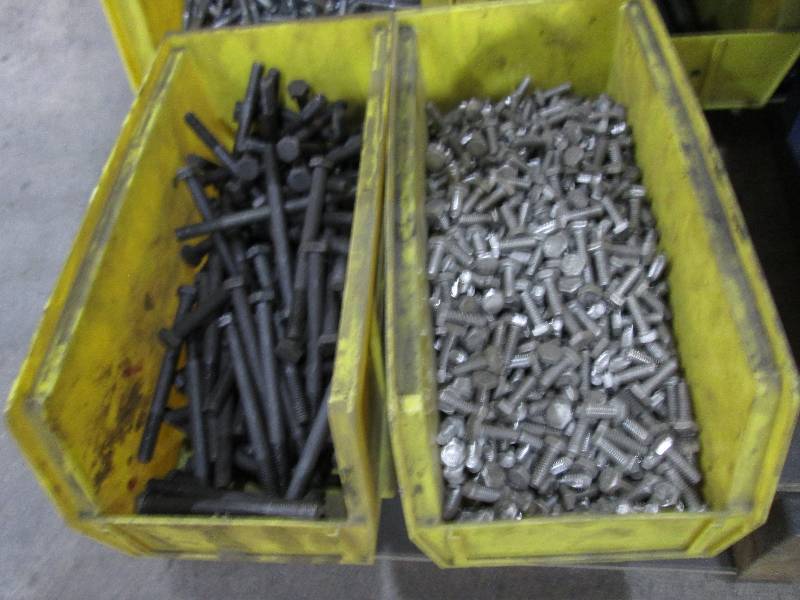 lot 64 image: Pallet of plumbing and other hardwa...