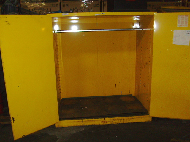 lot 73 image: Metal flammable waste cabinet with r...