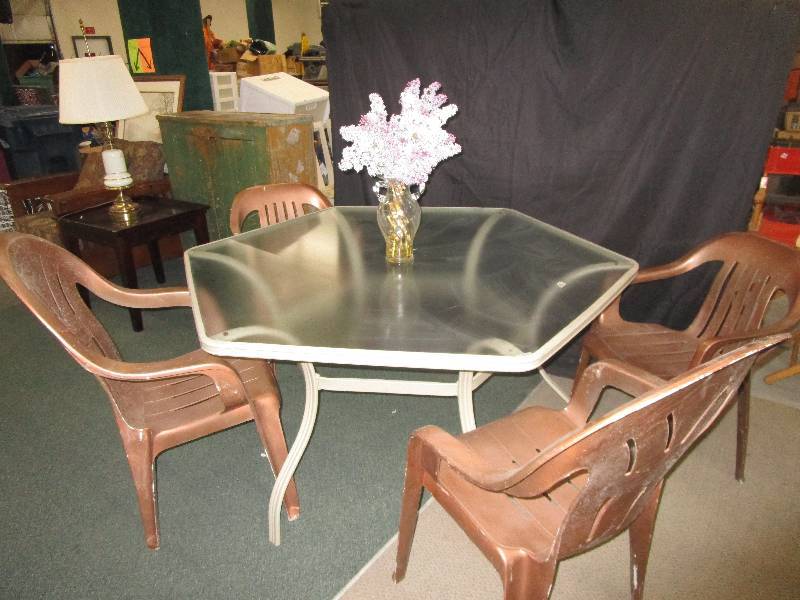 lot 20 image: Patio Table and 4 Plastic chairs