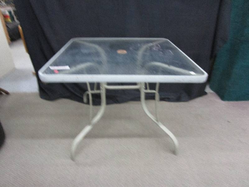 lot 25 image: Square Patio Table