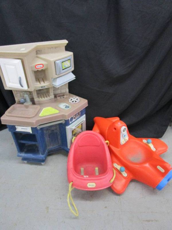 lot 46 image: Little Tikes Plane, Kitchen center and Plane