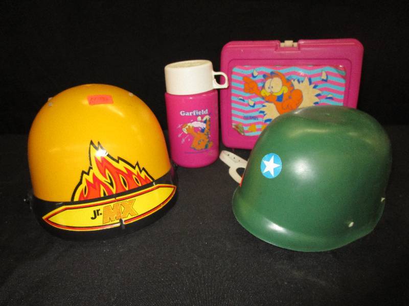 lot 55 image: Garfield Lunch Box and Thermous, 2 Caps