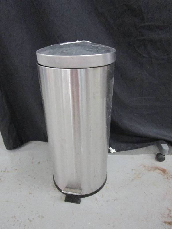 lot 109 image: 2 ft Tall  Gallon Garbage Can