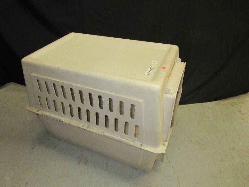 lot 123 image: Large Dog Kennel