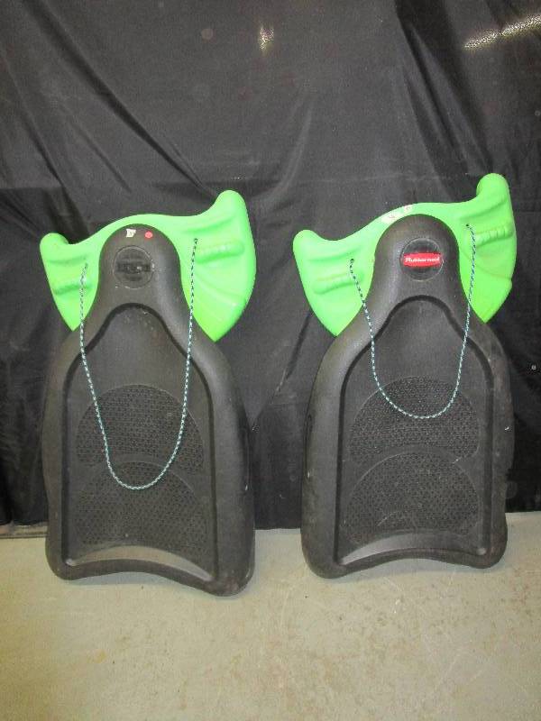 lot 136 image: 2 Rubber Maid Sleds one has a crack
