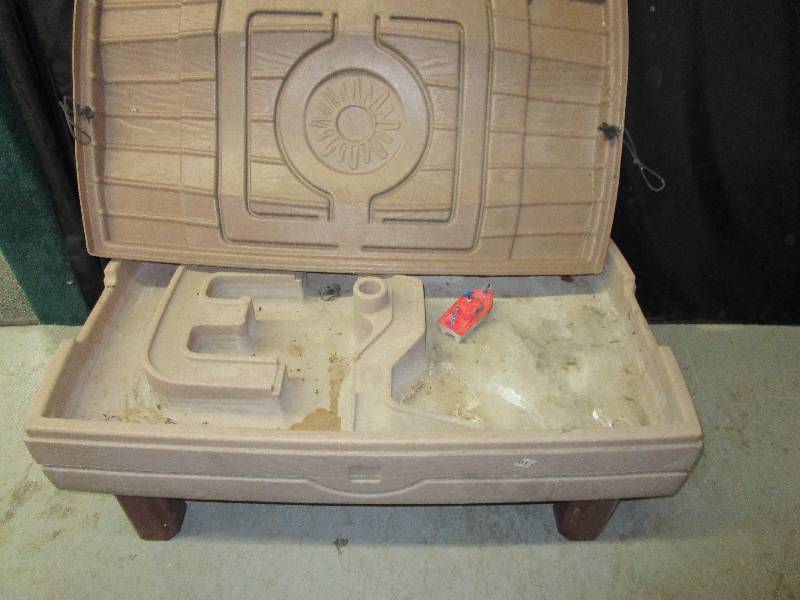lot 139 image: Plastic Water Table Sandbox