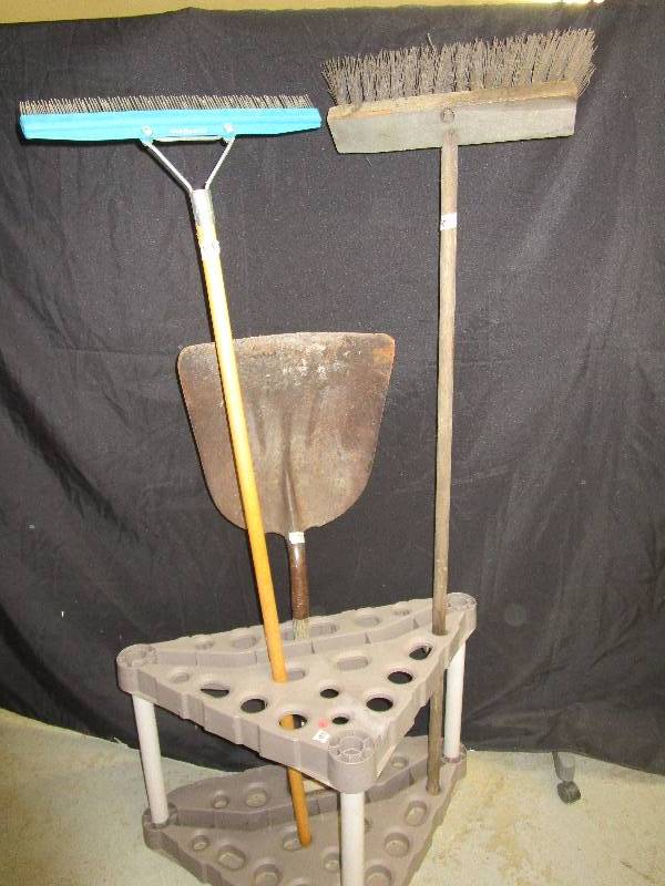 lot 151 image: Garden tool Organizer and tools