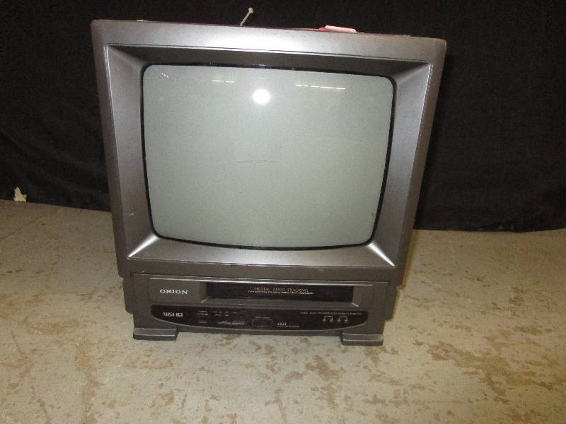 lot 178 image: Small Tv with VCR Works