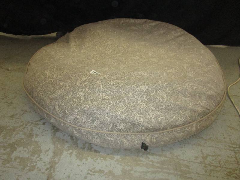 lot 179 image: Huge Dog Bed