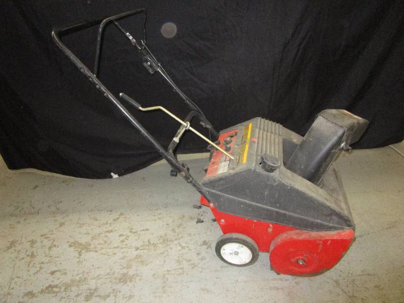 lot 185 image: Snowblower