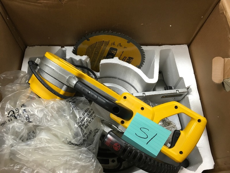 DeWalt 15 Amp 12 in. Double-Bevel Compound Miter Saw in good conditions