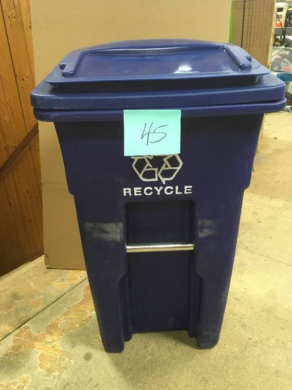 Rubermaid Brute 32 Gal. Blue Vented Recycling Waste Container Not Used