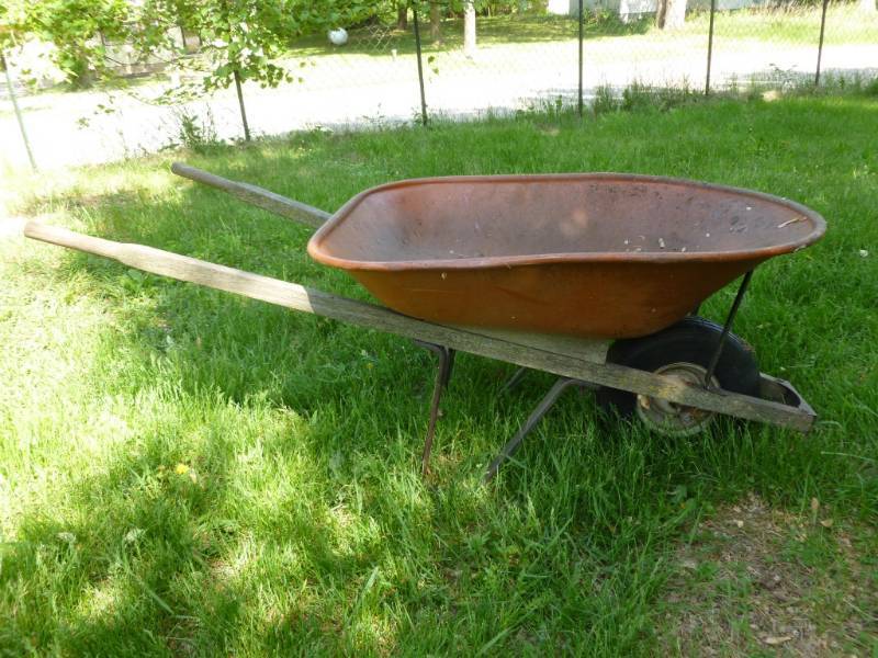 lot 13 image: Wheel Barrow