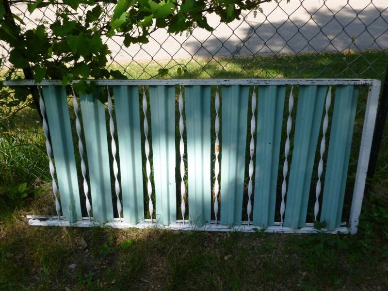 lot 16 image: Vintage Railing