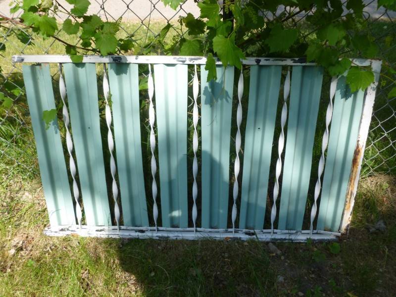 lot 17 image: Vintage Railing