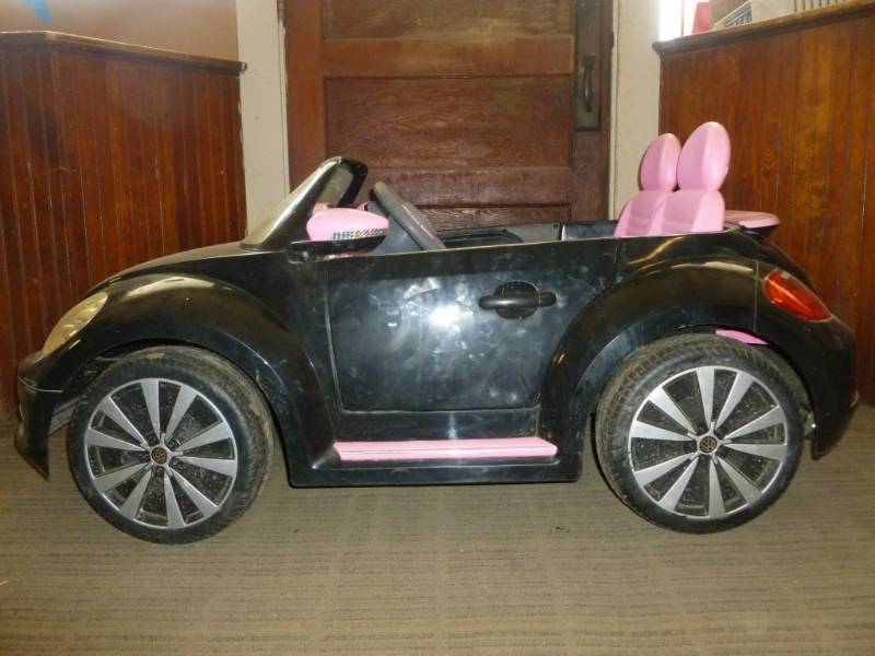 lot 18 image: Kids Ride On Car