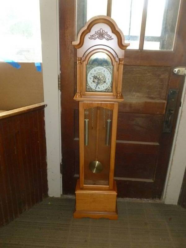 lot 24 image: Grandmother Clock