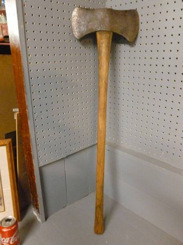 lot 32 image: Vintage Ax