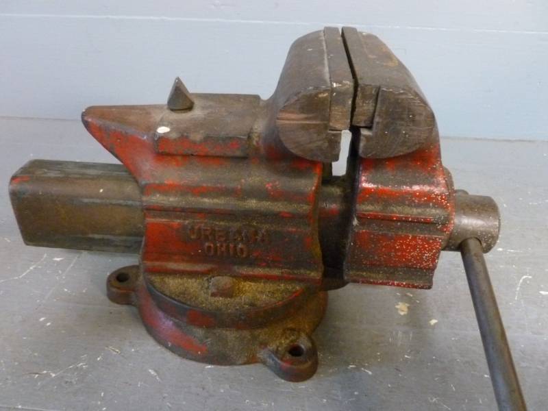 lot 39 image: Bench Vise
