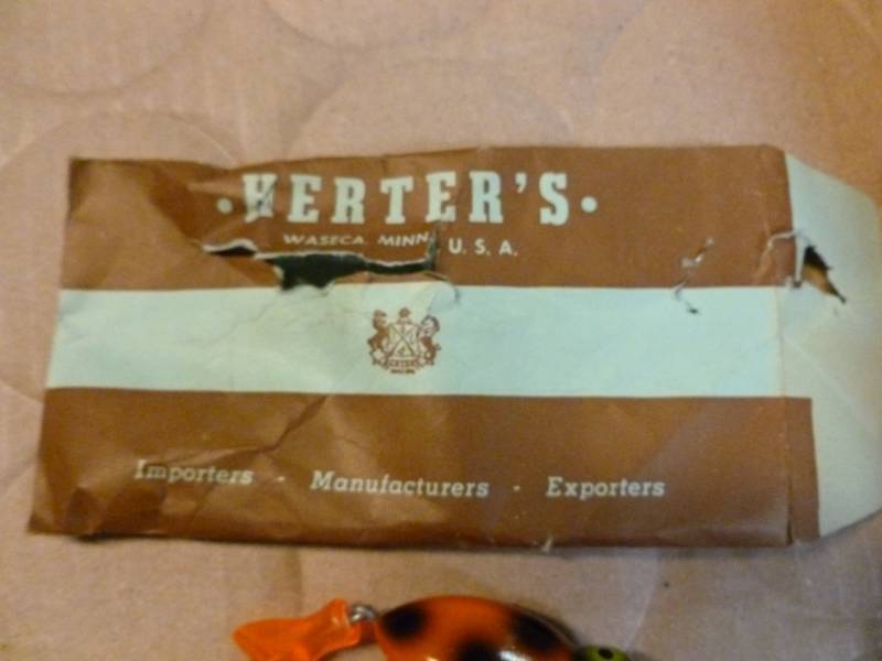 lot 54 image: Vintage Herters Fishing Bait