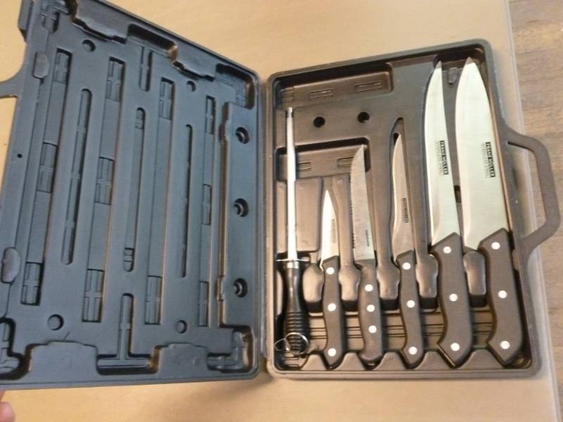 lot 77 image: Knife Set