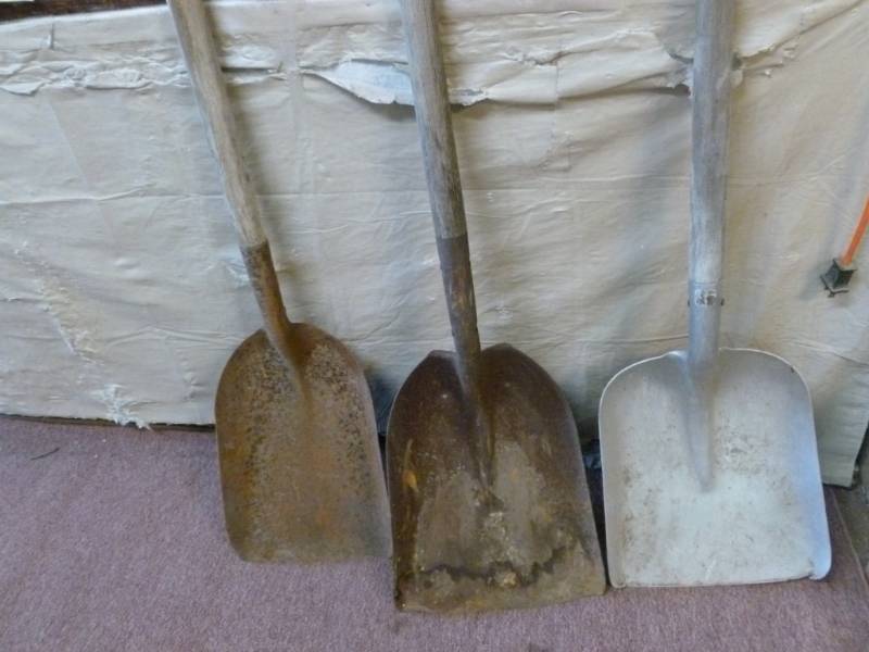 lot 128 image: Shovels