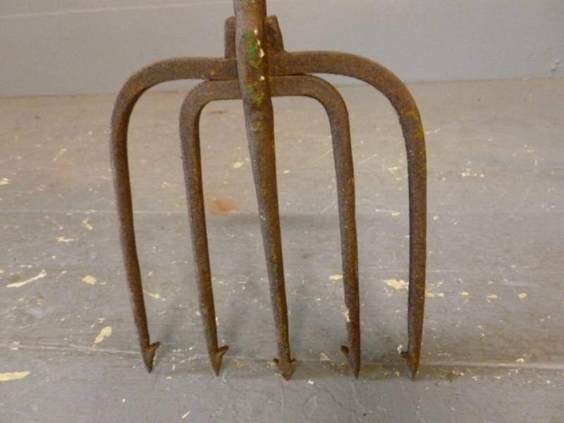 lot 130 image: Vintage River Spear