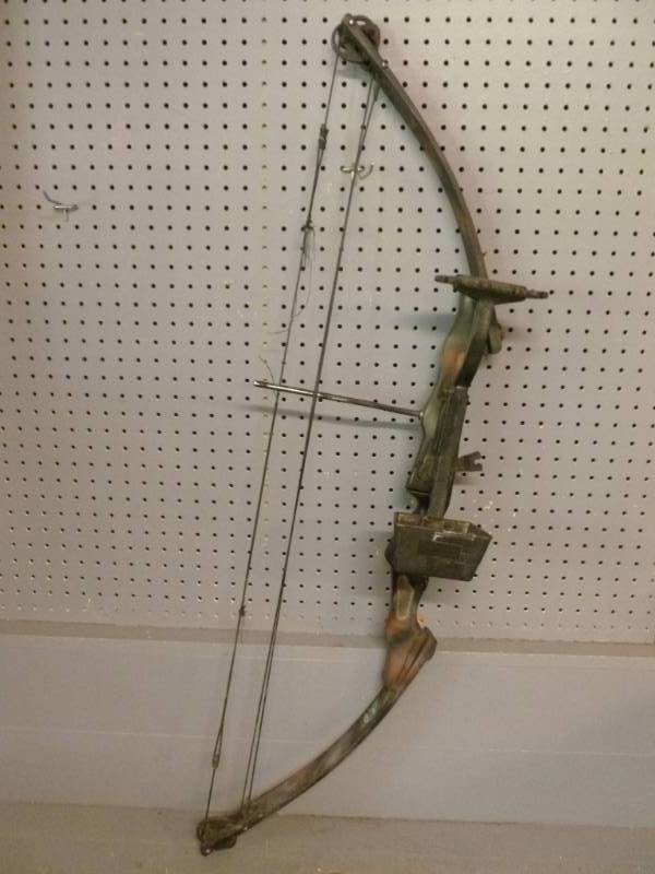 lot 135 image: Compound Bow