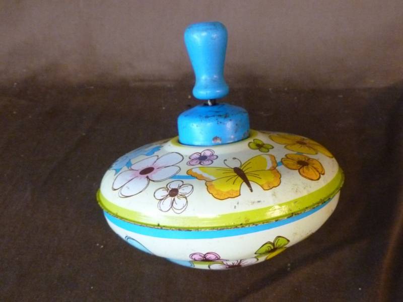 lot 205 image: Vintage Metal Top Toy
