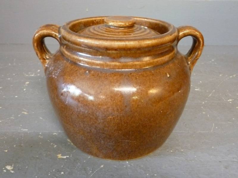 lot 220 image: Vintage Bean Pot
