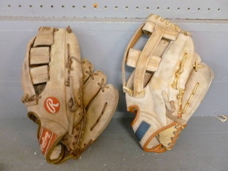 lot 239 image: Mens Softball Gloves