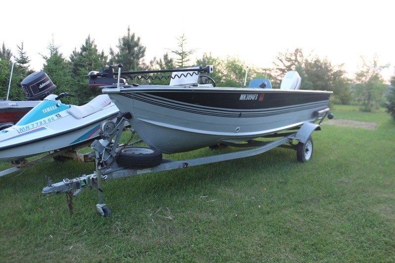 lot 2514 image: 1990 Sylvan Aluminum Boat w 50P Jonson and Trailer