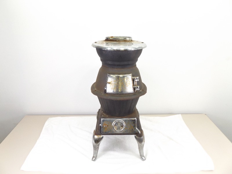 lot 1 image: Antique 1930s Cast Iron West Germany Potbelly Stove