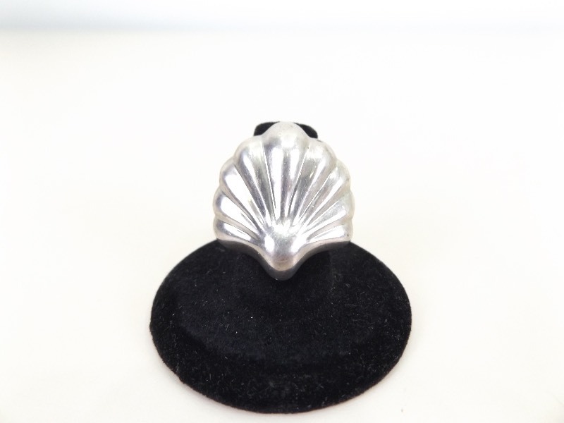 lot 13 image: Thick Heavy Sterling Silver Shell Ring