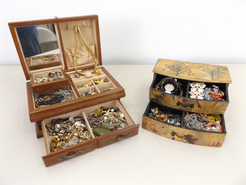 lot 17 image: Lot of Costume Jewelry