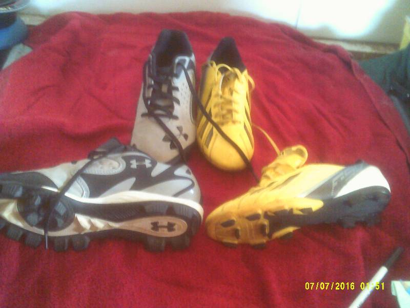 SZ 5 AND 7 YOUTH SPORTS CLEATS