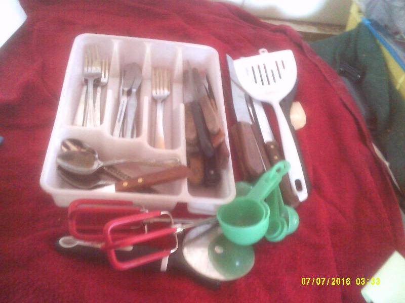 KITCHEN UTINCELS AND KNIVES