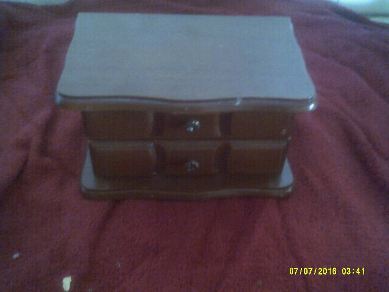 JEWLERY BOX AND JEWLERY
